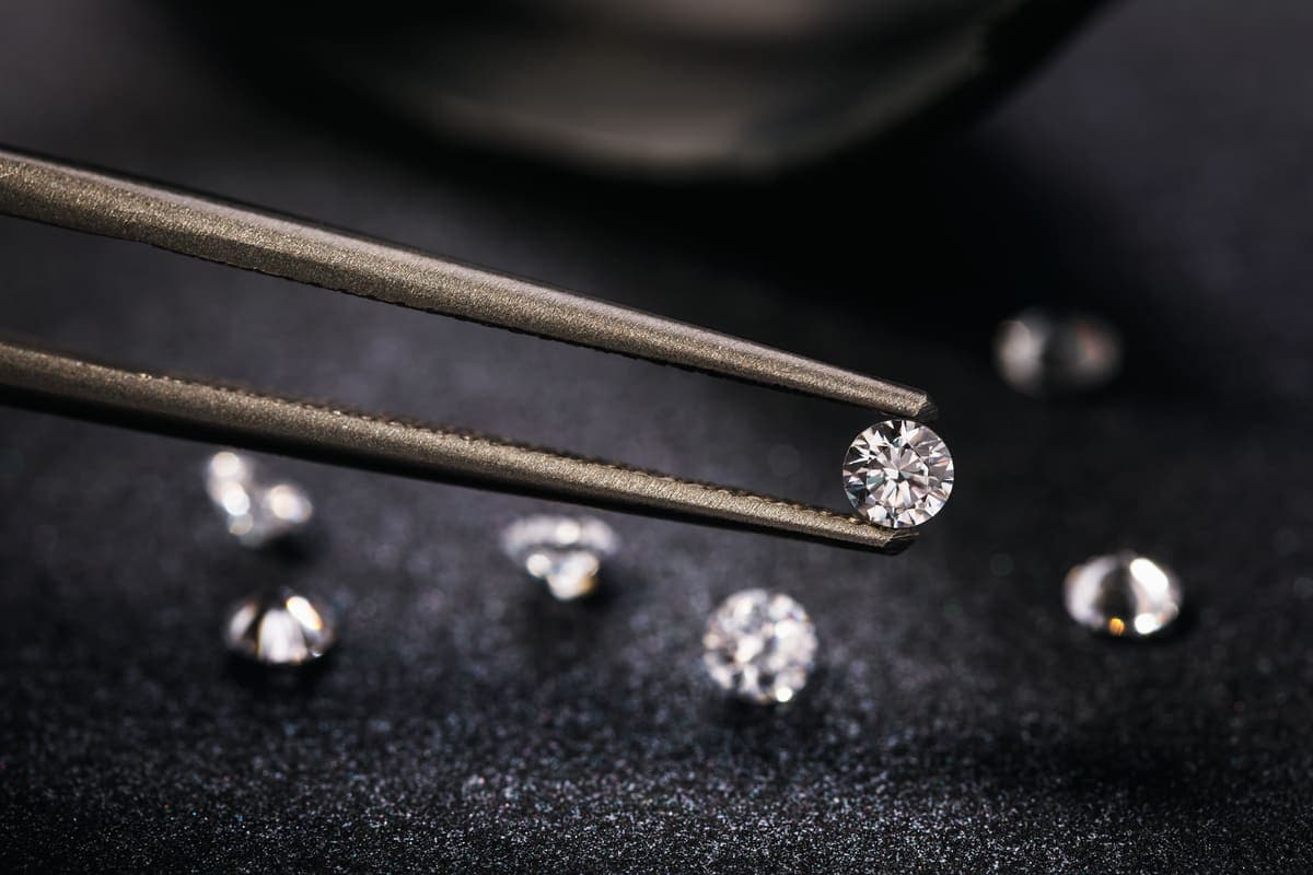 Diamanten mit Pinzette