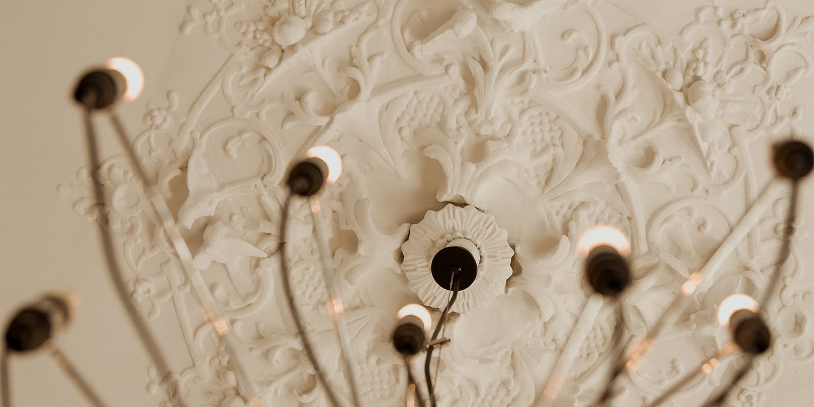 Decke mit Kronleuchter