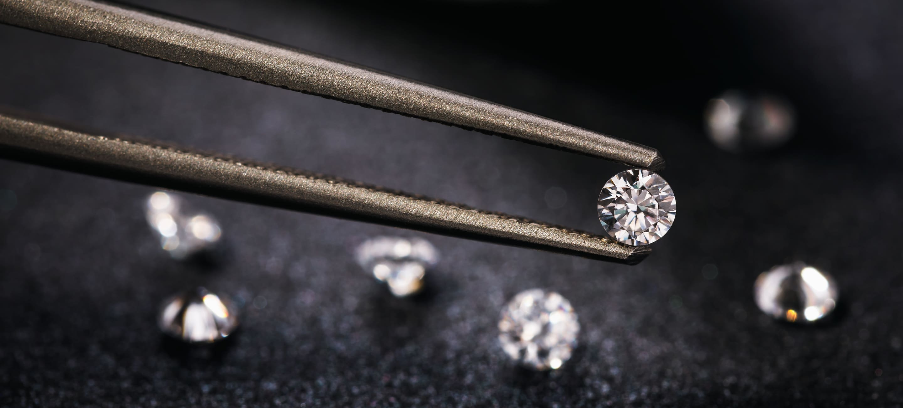 Diamanten mit Pinzette