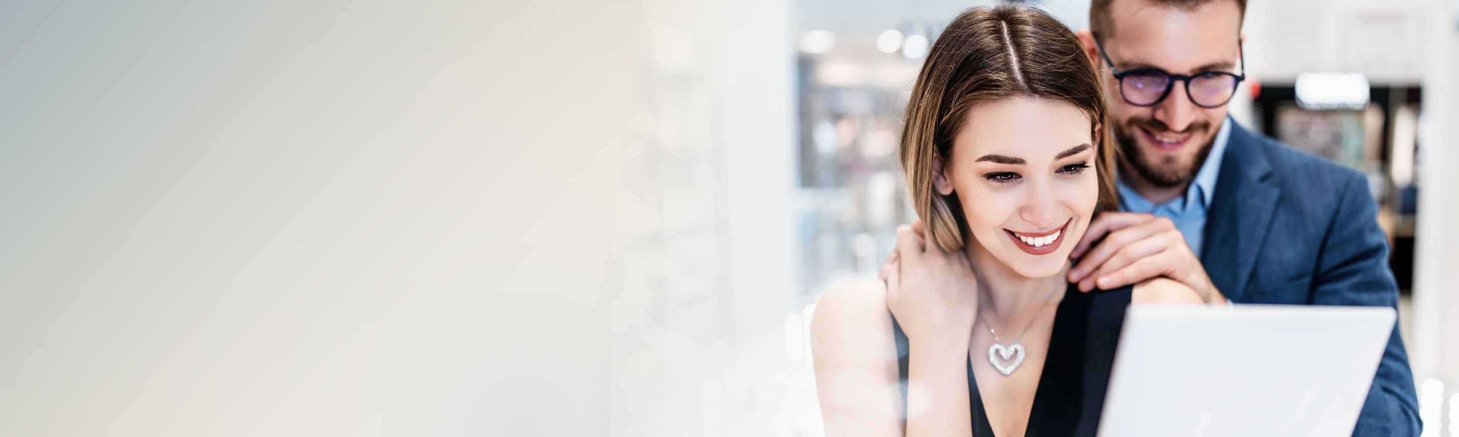 Mann und Frau Beim Juwelier
